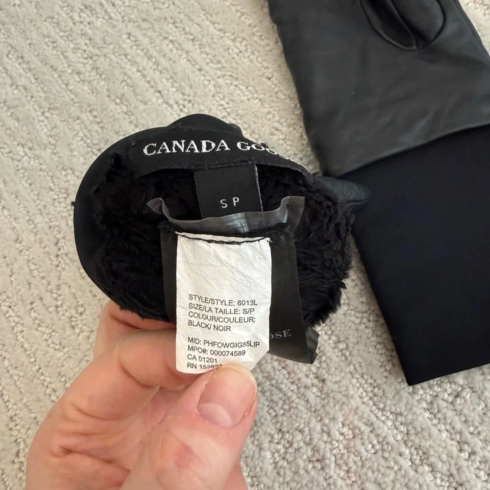 Canada Goose Leather Gloves 6013L $195 women’s small